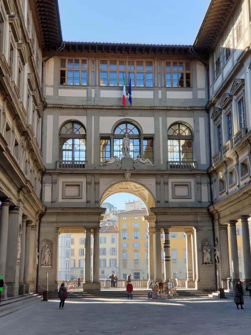 Cortile degli Uffizi alla luce del giorno